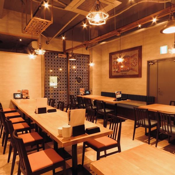 [Suitable for large-scale banquets] At the back of the open kitchen, there are table seats available for large-scale banquets.With a total of 86 seats, this spacious space can accommodate a variety of occasions.