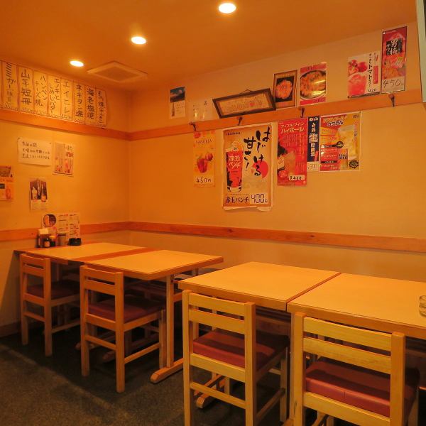【テーブル席】みんなの笑顔が集まる温かい店内でごゆっくり宴会をお楽しみいただけます。移動可能なテーブル席は少人数から大人数まで様々なシーンに柔軟に対応いたします。各種宴会や女子会、ご友人との集まりなどにぜひご利用ください。