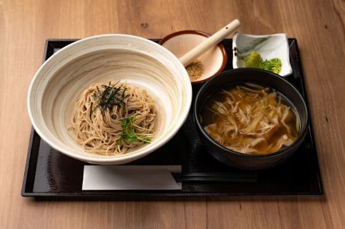 自家製出汁で食べるつけ蕎麦（かつお）