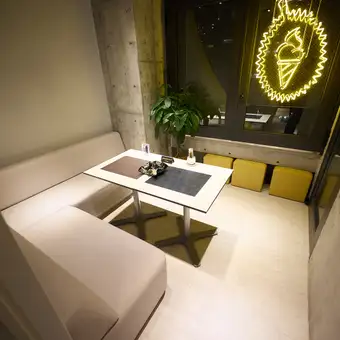 We have a private room that can accommodate 6 people.A private room fee of 4000 yen (tax included) applies. *Please make your reservation by phone.