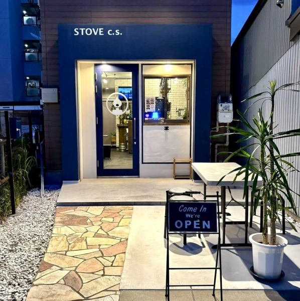 入口から店内までバーを思わせる洗練されたデザインで統一し、夜の街に佇む落ち着きがあります。また、駅から近くアクセスの良さも魅力★電子タバコOKなので一息つきたい方にも嬉しい環境♪お子様のご来店は貸切対応で柔軟に、居心地のよさを大切にしております。