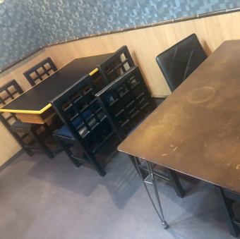 店内には４名掛けのテーブル席を２卓ご用意しております。背もたれ付きの意で結ったりと　お過ごしいただける落ち着いた空間は、ご家族やご友人とのお食事、ちょっとした集まりにも最適です。和の趣を感じる静かな雰囲気の中で、会話を楽しみながら、旬の海鮮や季節の料理を心ゆくまでご堪能下さい。