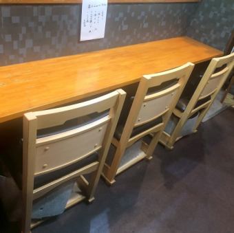 木の温もりを感じるカウンター席では、職人の丁寧な所作を間近に眺めながら、ゆったりと食事をお楽しみいただけます。ひとり飲みや、静かに語らう大人の時間にぴったりの特等席。落ち着いた雰囲気の中で、旬の味わいにじっくりと向き合っていただけます。