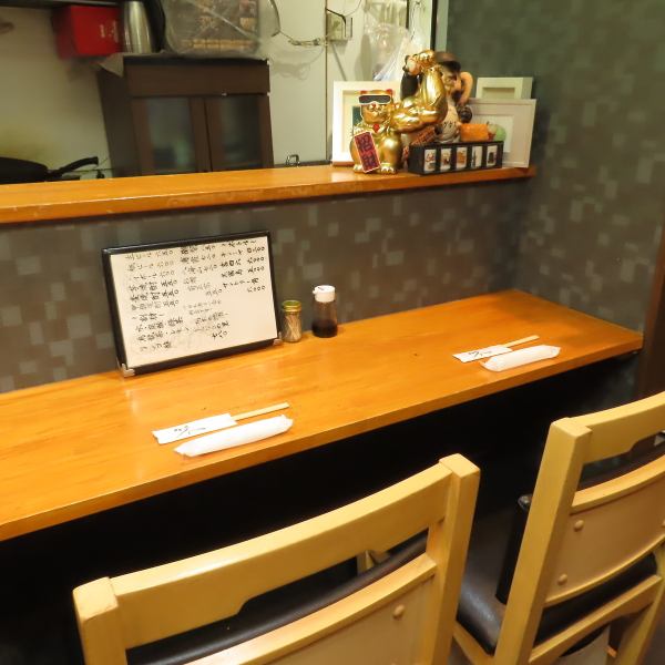 店内は木の温もりを感じる和風の落ち着いた空間。テーブル席ではゆったりと会話を楽しみながら、カウンター席では職人の手仕事を間近に眺めながら、思い思いのひとときをお過ごしいただけます。お一人様からご宴会まで、さまざまなシーンに寄り添う居心地の良い空間で、旬の海鮮とお酒をご堪能ください。