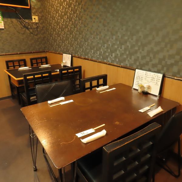 店内には、4名掛けのテーブル席を2卓ご用意しております。背もたれ付きの椅子で、ゆったりとくつろげる造りとなっており、ご友人同士のお食事やご家族でのご利用にも最適です。落ち着いた和の空間のなかで、気兼ねなく会話を楽しみながら、新鮮な海の幸とお酒をゆっくりとご堪能いただけます。