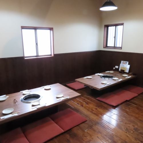 The 2nd floor tatami room has 2 tables for 4 people and 3 tables for 6 people.