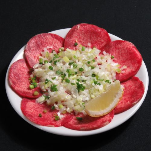 Beef tongue covered in green onions