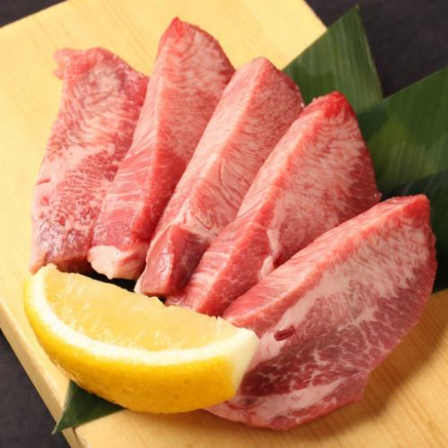 The sweetness and umami of the fat is irresistible♪ [Thick-sliced beef tongue]