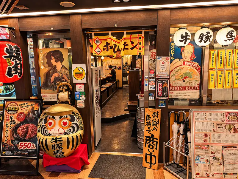 [A specialty shop that feels just like a street stall] This shop has a lively and somewhat nostalgic atmosphere ♪ If you can't find it, look for the golden Daruma doll at the entrance! (^^)!