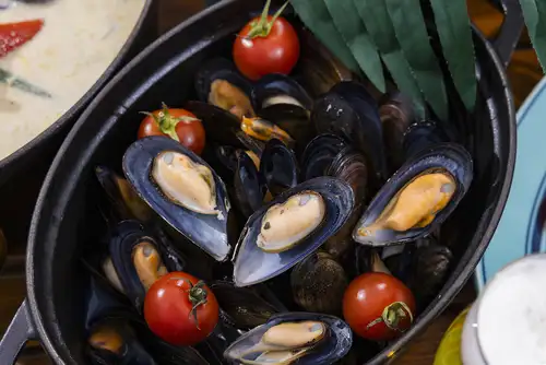 Steamed mussels or clams in white wine