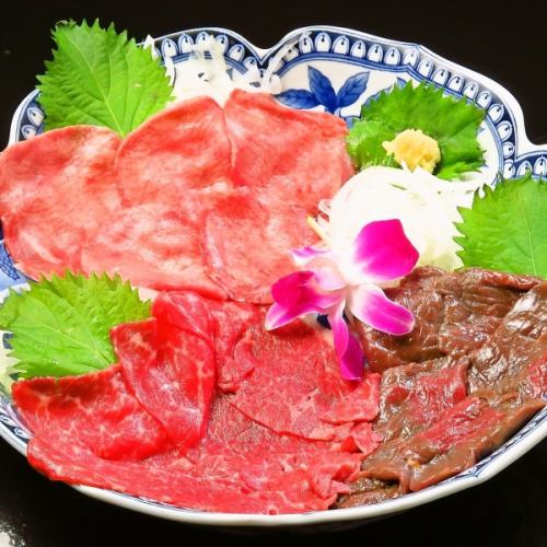 精选和牛、马肉、牛舌的肉拼盘