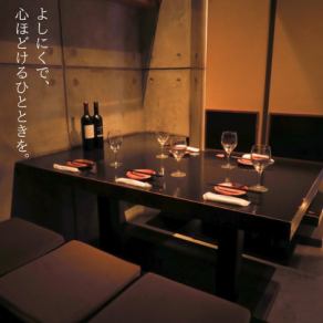 Semi-private room with roll curtains.Can accommodate 10-12 people.The seats have sunken kotatsu seats, so you can relax.