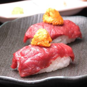 Horse meat and sea urchin sushi, 2 pieces