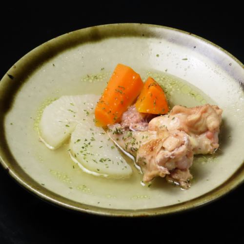 黒毛和牛のスジから旨みをとった手羽元の塩煮込み