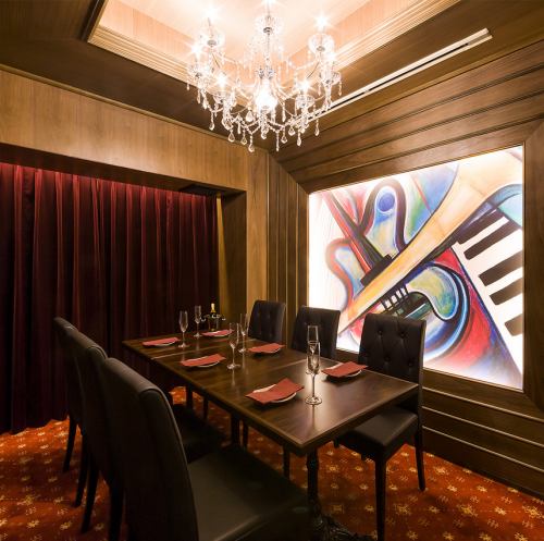 [2F] Completely private room available for 6 to 8 people.A luxurious space with a stylish chandelier.The seats are private, so you can enjoy drinks, food, and conversation without worrying about your surroundings.It can also be used for important banquets.