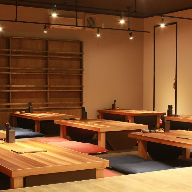 [For banquets, drinking parties, girls' night out, birthdays, etc. with like-minded friends] There are many table seats that are perfect for 3 to 6 people! Large groups are welcome! We can also accommodate large banquets for up to 100 people by connecting tables. ♪ The open counter in the center of the store is a spacious izakaya where you can relax with friends or alone♪