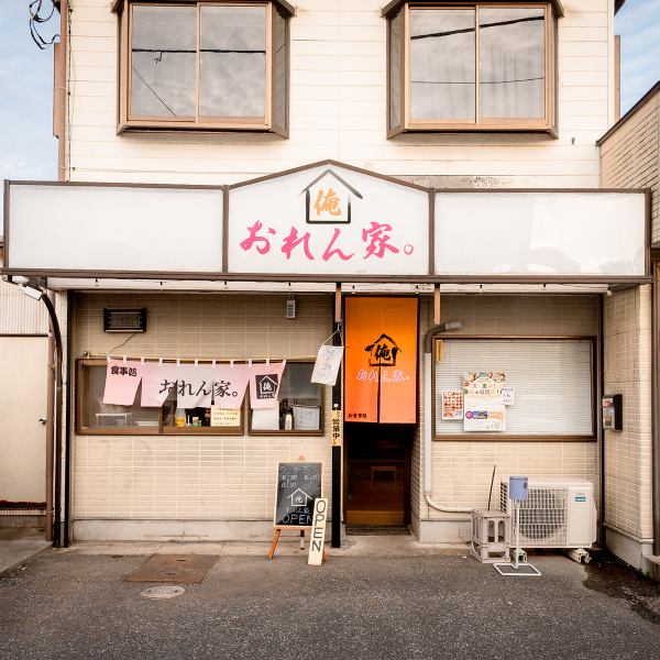 【ゆったりと落ち着いて過ごせる上質な空間】木を基調とした洗練された大人な空間は、シーンを選ばずご利用いただけます。店内にはカウンター席とテーブル席、お座敷席をそれぞれ完備。ご家族での利用やからお仕事終わりの飲み会、一人飲みまでお気軽にお立ち寄りください。