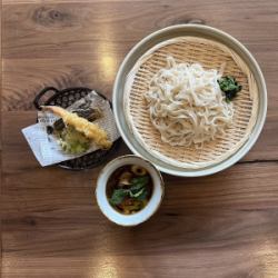 Chilled udon noodles with meat juice and 3 kinds of tempura