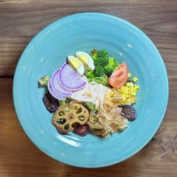 Steamed chicken and salad udon