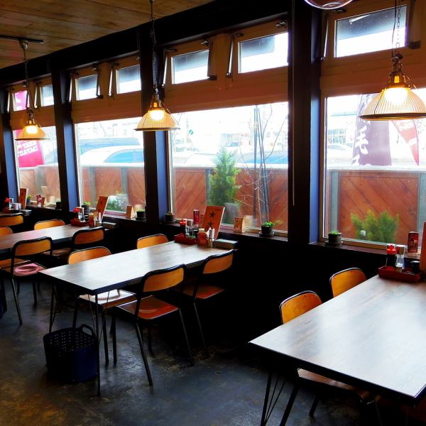 餐廳擁有平靜而現代的氛圍。桌子座位和吧台座位寬敞，無論是與家人還是獨自一人用餐，都是可以放鬆身心的人氣場所。