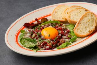 Western-style horse meat yukke with egg yolk (with baguette)