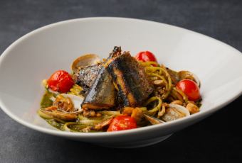 Pacific saury and live clams pesto