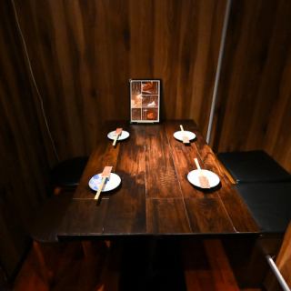 ゆったりとおくつろぎ頂きながら、プライベートな空間を保ちつつ、おいしいお食事を楽しめるので、一度足をお運びください。扉付き個室も完備ので-炭火酒場鶏と魚-　へ美味しい料理と共に素敵なひとときを。