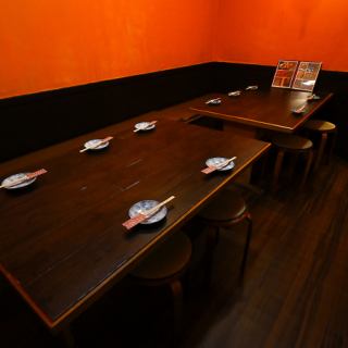 駅近にありながら、少し隠れ家空間がウリの鶏と魚です!!健康美食の他にも定番の居酒屋メニューをたくさん取り揃えております♪