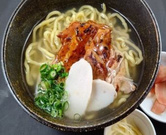 【極】淡麗スープの沖縄そば～清湯系の豚骨スープベース～