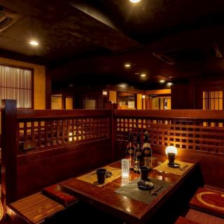 友人や家族との楽しい集まりに最適な6名用のテーブル席。広々としたスペースで、心地よく会話を楽しみながら、料理をシェアして新しい味を発見できます。カジュアルな雰囲気の中、笑い声が響く素敵なひとときを演出します。