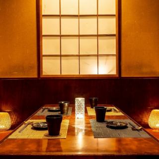 少人数での親密な会話を楽しむための3名用個室。友人やビジネスパートナーとじっくり話したいときに最適な空間です。静かな環境で、料理を味わいながら心ゆくまでコミュニケーションを深めることができます。