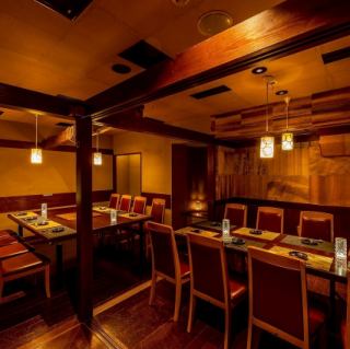 11名の個室は、会社の会議や大規模な集まりに最適なスペースです。プライバシーを確保しつつ、皆で料理を囲むことで、和やかな雰囲気を演出。大切な話をする場にふさわしい、落ち着いた環境を提供します。