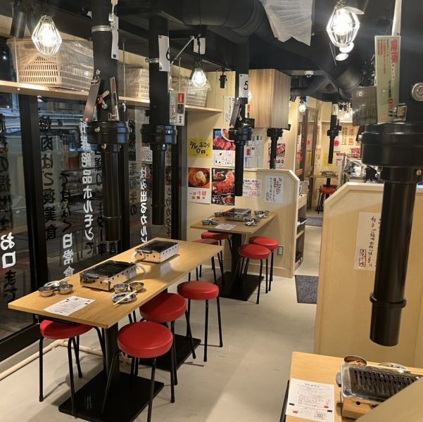 ふたごの店内はパイプいすと卓上のガスコンロという懐かしいテイスト。コンロはお店のコンセプトにこだわり廃盤のコンロを復刻したレア物！流れる音楽も2000年代J-POPで、どこか懐かしさが漂います。