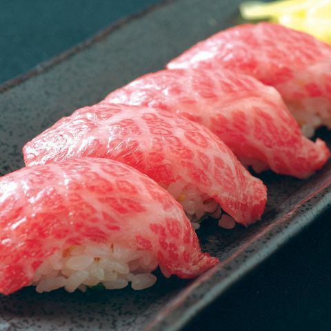 [Yonezawa Beef Grilled Sushi] In addition to the popular meat sushi in Shibuya, we also have fatty tuna and tuna nigiri sushi.