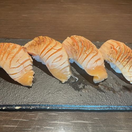 Grilled salmon sushi (4 pieces)