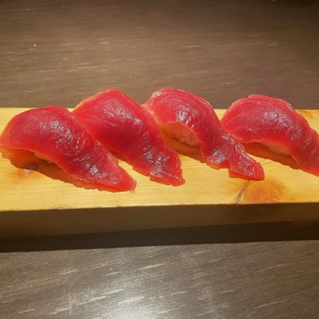 Tuna nigiri sushi (4 pieces)