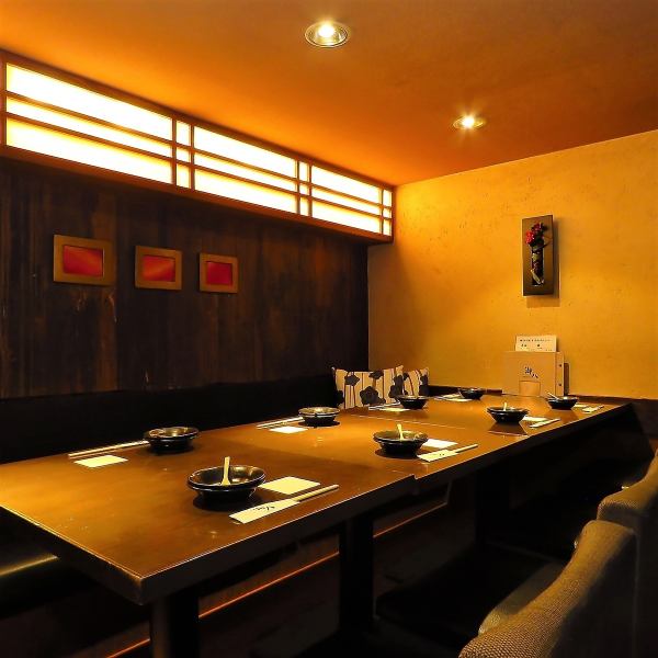 【雰囲気自慢♪おしゃれ空間でデート・誕生日・記念日のお祝いを】淡い間接照明が優しい空間を作り出す,大好評のロフト個室。デートや合コン、お祝いなどにオススメのお席です。クーポン利用でメッセージ入りプレートプレゼントも可能ですので、お気軽にお問い合わせ下さい。人気のコースは鍋など含め4800円（税込み）～！