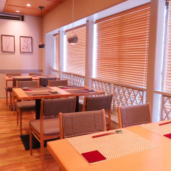 [Recommended for business meetings and dinners] The clean interior is equipped with table and counter seats.The table seats, where the warmth of wood creates a comfortable atmosphere, are recommended for business occasions such as entertaining clients and dining together.In addition, in various scenes such as company banquets and dinner parties ◎
