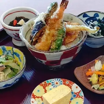 【ランチ限定】　こでまり ～日替わり丼ぶりと彩小鉢膳～ 全5品　1900円（税込）