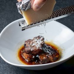 牛タンの柔らか煮込み パルメザンチーズがけ