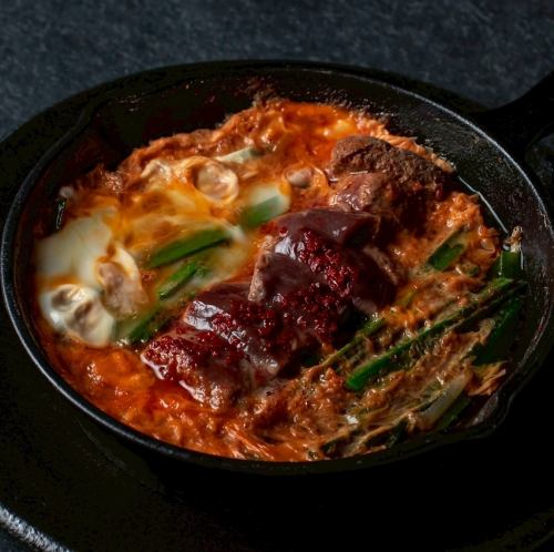スキレットでつくるレバニラたまご