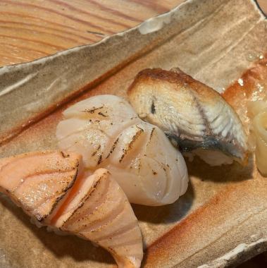 ビールはもちろん！焼酎・日本酒とも相性抜群！握りの炙り三昧◎　650円　