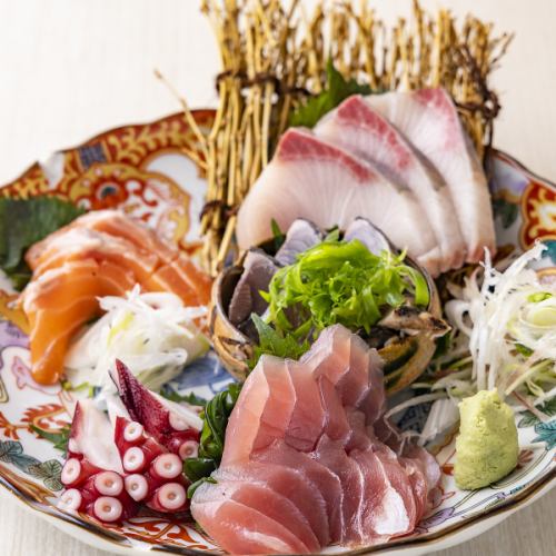 ビールはもちろん！焼酎・日本酒とも相性抜群！刺身盛合せは3種と5種でご用意いたします！　990円～