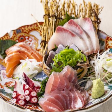 ビールはもちろん！焼酎・日本酒とも相性抜群！刺身盛合せは3種と5種でご用意いたします！　990円～