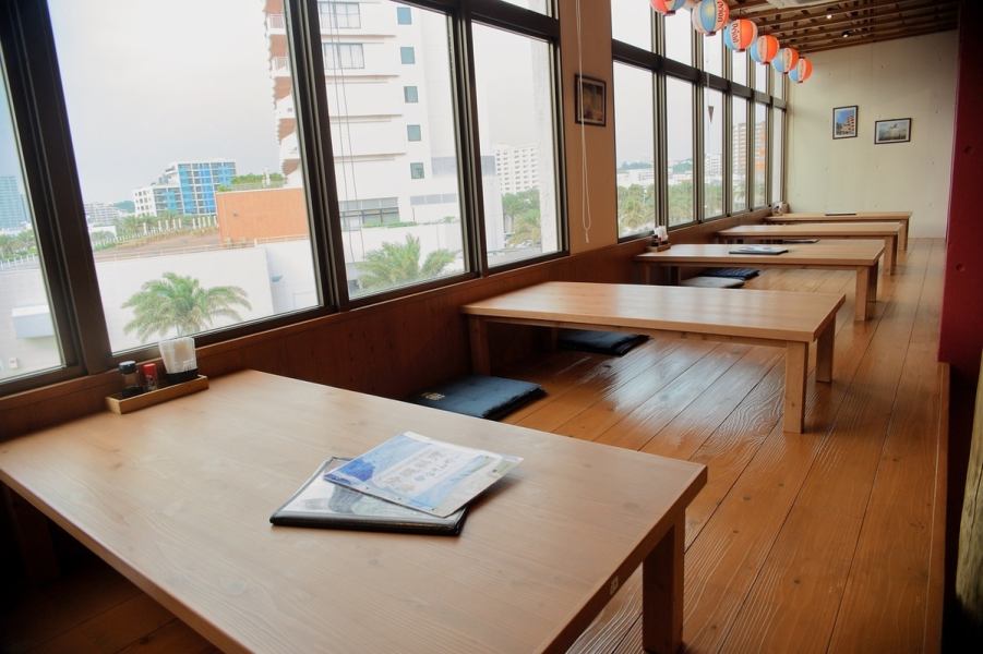 There are also tatami mat seats, so if you want to enjoy the Sanshin folk song live with your children, or if you want to relax and enjoy yourself, Kana-san and ~ are safe because there are many tatami mat seats! There are also chairs for children.We are also developing dishes for children one after another!
