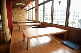 There is a small tatami room, so you can enjoy your meal with your family, friends, or even at a girls-only gathering while gazing at the outside scenery.