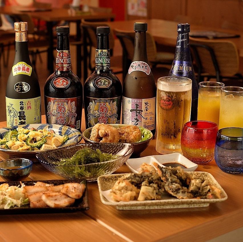 An array of classic Okinawan dishes ★Let's have a blast listening to live sanshin folk songs