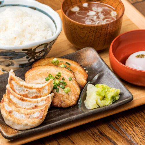 Fried dumplings and roast pork set meal