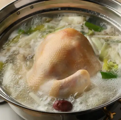 【名物】じっくり煮込んだ丸鶏のタッカンマリ