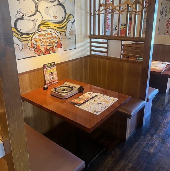 ゆったり会話ができる３～４人のボックス席を４ブース設けております